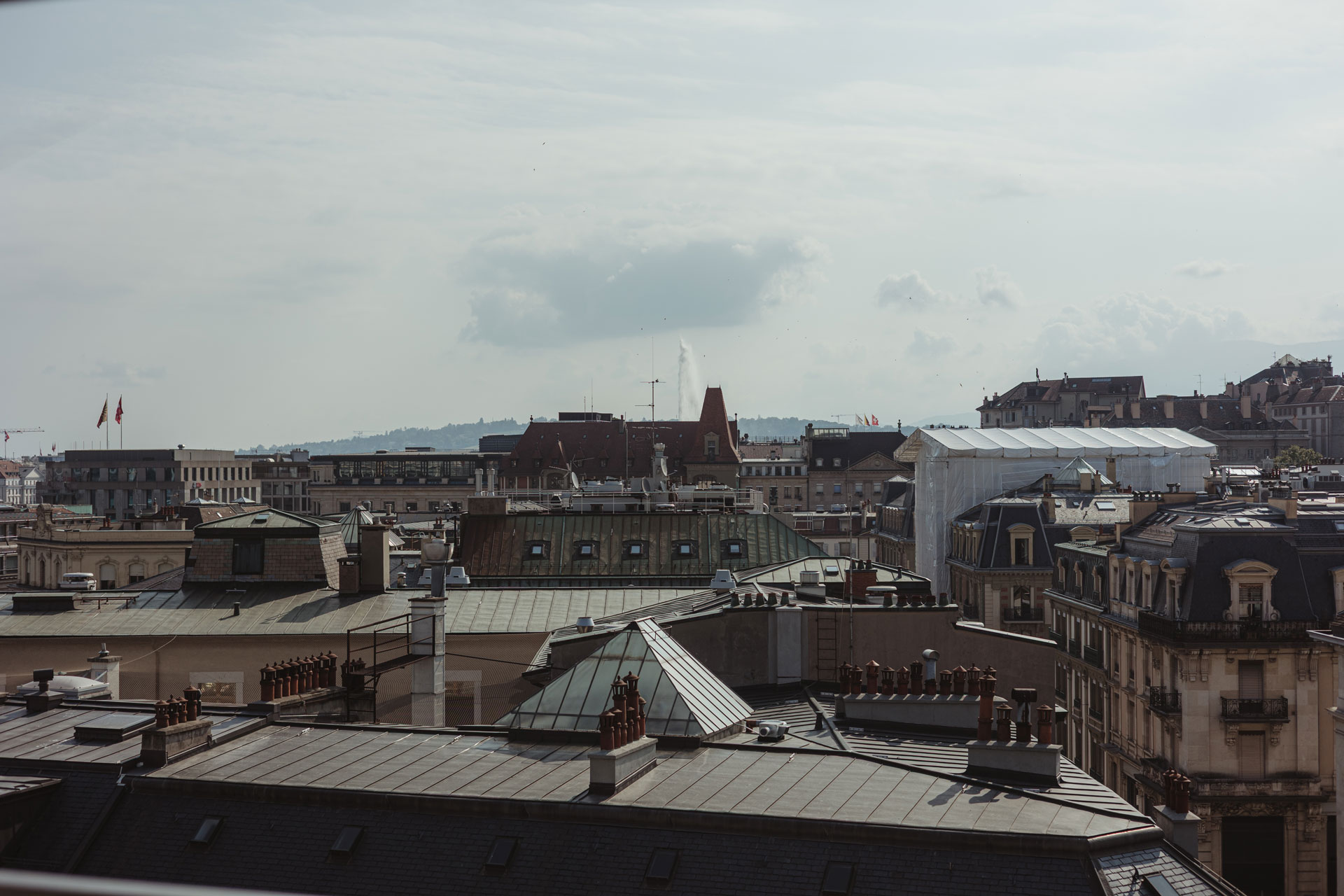 Vue sur le jet d'eau de Genève depuis la terrasse d'Insurance Keepers
